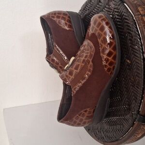 Gravity Defyer Women Size 8 Croc Patent Leather Look Low Heeled Shoes